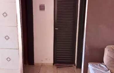 Imagem: A casa possui 2 Dormitórios, 1 Banheiro, 2 Vagas na garagem