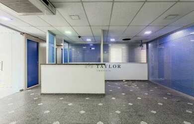 Imagem: O depósito possui 2 Vagas na garagem, 196m² de Área e está