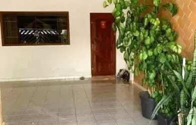Imagem: A casa possui 3 Dormitórios, 2 Banheiros, 2 Vagas na garagem