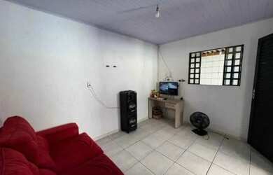 Imagem: A casa possui 2 Dormitórios e 1 Banheiro e está localizado