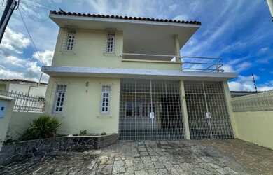 Imagem: A casa possui 4 Dormitórios, 4 Banheiros, 2 Vagas na garagem