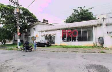 Imagem: O depósito possui 5 Vagas na garagem, 981m² de Área e está