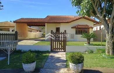 Imagem: A casa possui 3 Dormitórios, 3 Banheiros, 2 Vagas na garagem