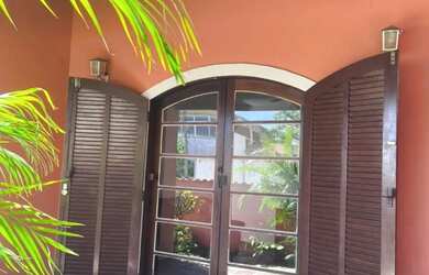 Imagem: A casa possui 2 Dormitórios, 2 Banheiros, 1 Vaga na garagem