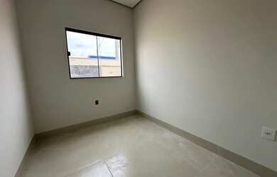 Imagem: A casa possui 3 Dormitórios, 1 Banheiro, 2 Vagas na garagem