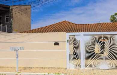 Imagem: A casa possui 4 Dormitórios, 4 Banheiros, 2 Vagas na garagem