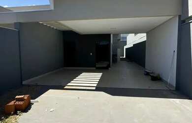 Imagem: A casa possui 3 Dormitórios, 2 Banheiros, 2 Vagas na garagem