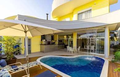 Imagem: A casa em condomínio possui 3 Dormitórios, 2 Banheiros, 312m²