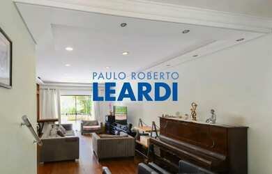 Imagem: A casa possui 3 Dormitórios, 4 Banheiros, 2 Vagas na garagem