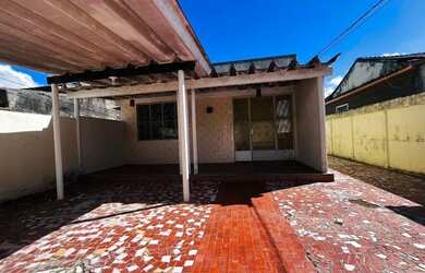 Imagem: A casa possui 2 Dormitórios, 1 Banheiro, 2 Vagas na garagem