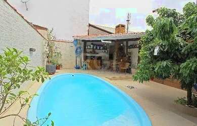 Imagem: A casa possui 3 Dormitórios, 3 Banheiros, 2 Vagas na garagem