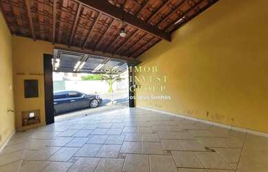 Imagem: A casa possui 3 Dormitórios, 2 Banheiros, 2 Vagas na garagem