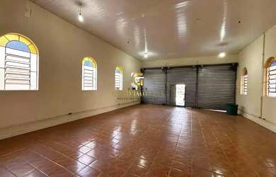 Imagem: O depósito possui 3 Vagas na garagem, 335m² de Área e está