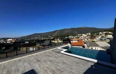 Imagem: A casa possui 3 Dormitórios, 4 Banheiros, 3 Vagas na garagem