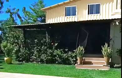 Imagem: A casa possui 4 Dormitórios, 3 Banheiros, 2 Vagas na garagem