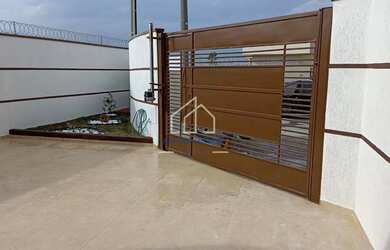 Imagem: A casa possui 3 Dormitórios, 1 Banheiro, 2 Vagas na garagem