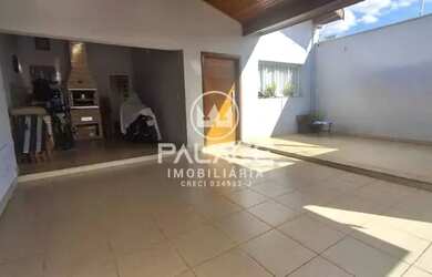 Imagem: A casa possui 2 Dormitórios, 2 Banheiros, 2 Vagas na garagem