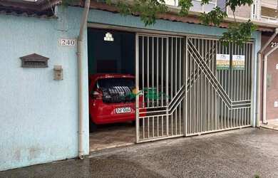 Imagem: A casa possui 4 Dormitórios, 3 Banheiros, 4 Vagas na garagem