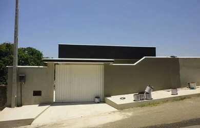 Imagem: A casa possui 3 Dormitórios, 2 Banheiros, 1 Vaga na garagem