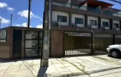 Imagem: A casa possui 3 Dormitórios, 5 Banheiros, 2 Vagas na garagem