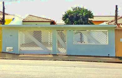 Imagem: A casa possui 2 Dormitórios, 2 Banheiros, 2 Vagas na garagem