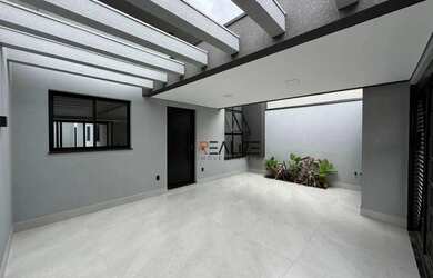 Imagem: A casa possui 3 Dormitórios, 2 Banheiros, 2 Vagas na garagem