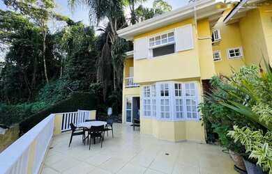 Imagem: A casa em condomínio possui 4 Dormitórios, 3 Banheiros, 2