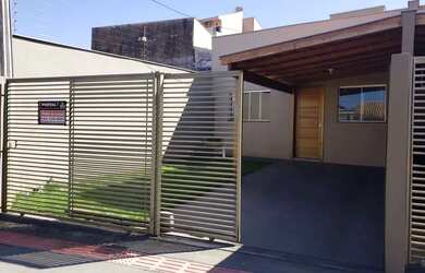 Imagem: A casa possui 3 Dormitórios, 2 Banheiros, 2 Vagas na garagem