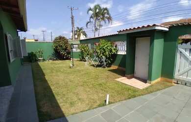 Imagem: A casa possui 4 Dormitórios, 3 Banheiros, 4 Vagas na garagem