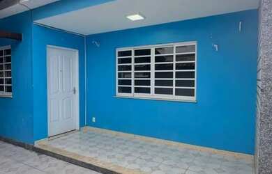 Imagem: A casa possui 3 Dormitórios, 1 Banheiro, 2 Vagas na garagem