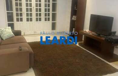 Imagem: A casa possui 4 Dormitórios, 3 Banheiros, 4 Vagas na garagem