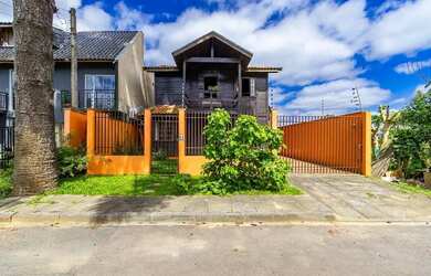 Imagem: A casa possui 4 Dormitórios, 2 Banheiros, 2 Vagas na garagem