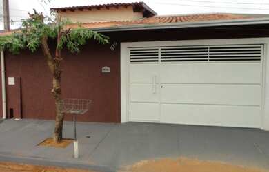 Imagem: A casa possui 2 Dormitórios, 2 Banheiros, 3 Vagas na garagem