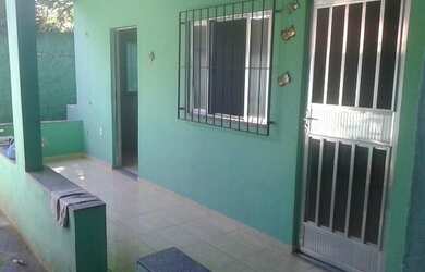 Imagem: A casa possui 2 Dormitórios, 1 Banheiro, 1 Vaga na garagem