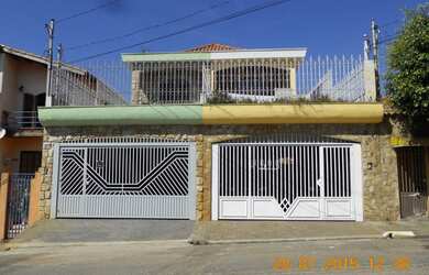 Imagem: A casa possui 4 Dormitórios, 4 Banheiros, 2 Vagas na garagem