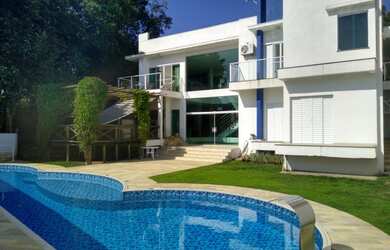 Imagem: A casa em condomínio e possui Dormitórios, Suítes, Banheiros