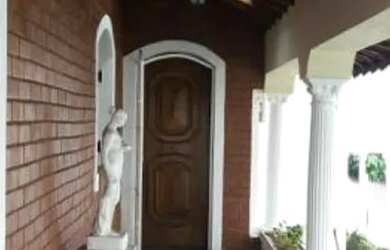 Imagem: A casa possui 4 Dormitórios, 4 Banheiros, 4 Vagas na garagem