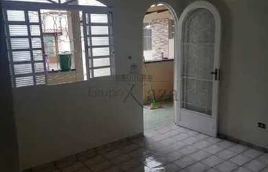 Imagem: A casa possui 3 Dormitórios, 3 Banheiros, 5 Vagas na garagem