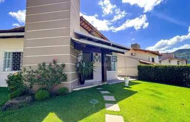 Imagem: A casa possui 3 Dormitórios, 2 Banheiros, 3 Vagas na garagem