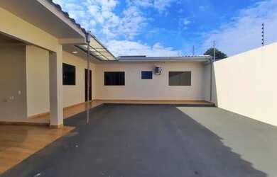 Imagem: A casa possui 2 Dormitórios, 2 Banheiros, 2 Vagas na garagem