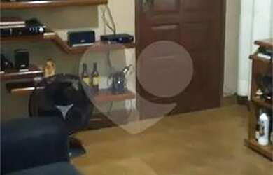 Imagem: A casa possui 2 Dormitórios, 1 Banheiro, 2 Vagas na garagem