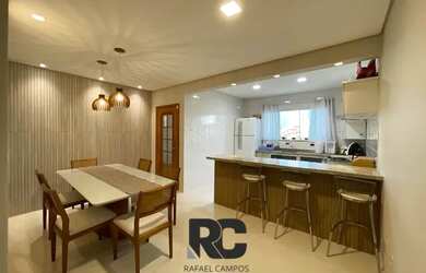 Imagem: A casa possui 3 Dormitórios, 3 Banheiros, 2 Vagas na garagem