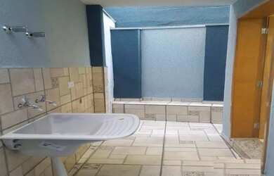 Imagem: A casa em condomínio possui 2 Dormitórios, 3 Banheiros, 1