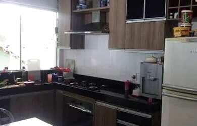 Imagem: A casa possui 2 Dormitórios, 2 Banheiros, 1 Vaga na garagem