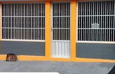 Imagem: A casa possui 3 Dormitórios, 1 Banheiro, 3 Vagas na garagem