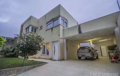 Imagem: A casa possui 3 Dormitórios, 1 Banheiro, 1 Vaga na garagem