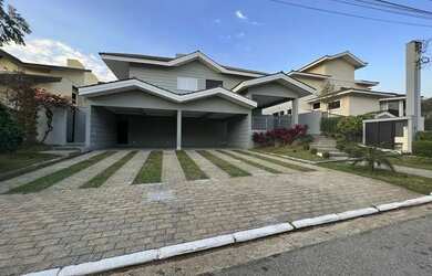 Imagem: A casa em condomínio possui 4 Dormitórios, 5 Banheiros, 4