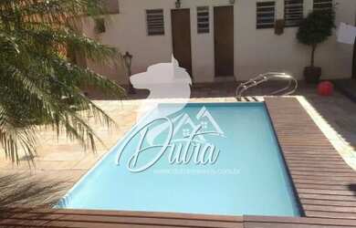 Imagem: A casa possui 4 Dormitórios, 5 Banheiros, 4 Vagas na garagem