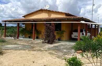 Imagem: A casa possui 3 Dormitórios, 1 Banheiro, 2 Vagas na garagem