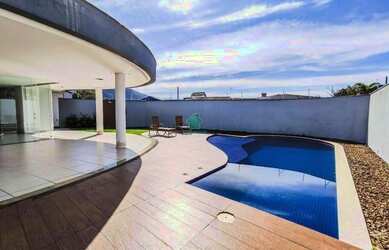 Imagem: A casa possui 4 Dormitórios, 5 Banheiros, 4 Vagas na garagem